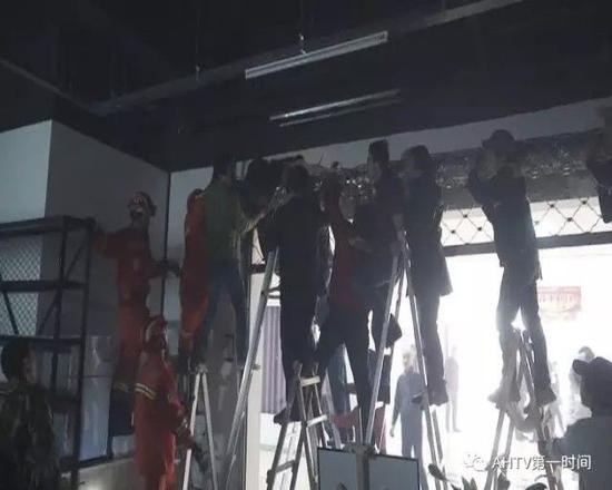 Cô gái 20 tuổi chết thảm sau khi bị mắc kẹt vào cửa cuốn - 1 Hiện trường vụ việc. (Nguồn: Sina)