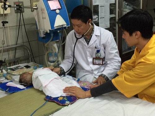 Nhiệt độ ngày- đêm chênh lệch cao: Trẻ nhập viện 3 lần/tháng vì viêm phổi - 1 Do thời tiết trở lạnh nên có rất nhiều trường hợp trẻ phải nhập viện do bị viêm phổi