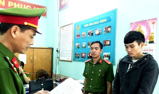 Ham đường link khiêu dâm, facebooker bị chiếm đoạt tiền tỷ - 1 
Hack Nguyễn Hùng Dương bị cơ quan CSĐT Công an TP. Đà Nẵng khởi tố, bắt tạm giam vì dùng mạng máy tính, mạng viễn thông, mạng internet để thực hiện hành vi chiếm đoạt tài sản hàng tỉ đồng.