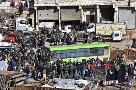 Nửa vạn phiến quân rời Aleppo cùng tuyên bố của Putin - 1