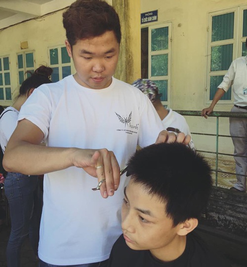“Tiệm tóc vui vẻ” của chàng trai khiếm thính - 1 Nguyễn Thái Thành cắt tóc từ thiện cho trẻ em.