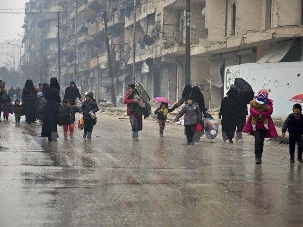Syria: Hoàn tất 2 đợt sơ tán dân thường khỏi miền Đông Aleppo - 1 Người dân Syria sơ tán khỏi các khu vực do quân nổi dậy kiểm soát để đến các khu vực đã được quân Chính phủ giải phóng ở Aleppo ngày 13/12. (Nguồn: AFP/TTXVN)