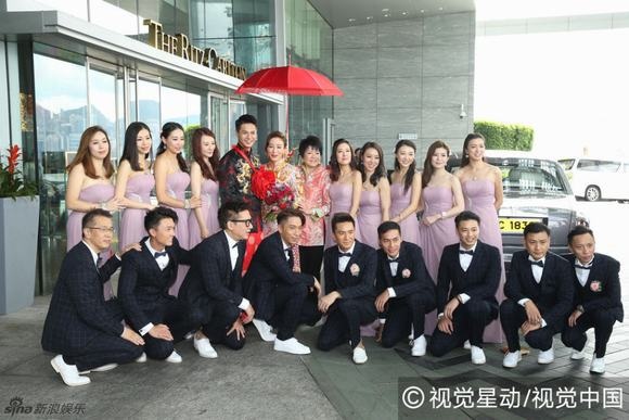 “Ảnh hậu TVB” Dương Di nức nở trong đám cưới với chồng trẻ - 22
Chú rể với bộ trang phục truyền thống có mặt phía bên ngoài khách sạn. Dàn phù rể gồm Mã Quốc Minh, Ngô Trác Hy, Đơn Lập Văn... còn dàn phù dâu với Đường Thi Vịnh, Trương Mỹ Ni, chị gái của Dương Di - Dương Trác Na...