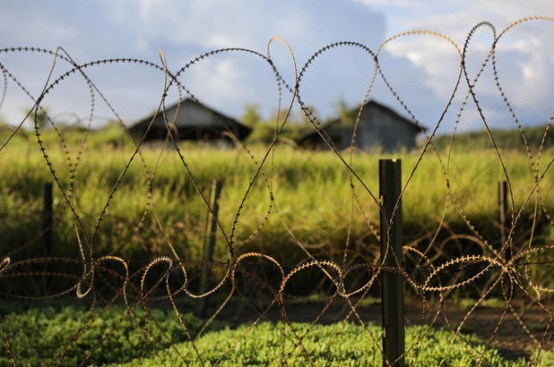 Bên trong nhà tù khét tiếng nhất thế giới - 1
Trung tâm giam giữ tại Căn cứ hải quân vịnh Guantanamo của Mỹ ở Cuba từng là nơi giam giữ 770 tù nhân. Dưới thời Tổng thống George W. Bush, Mỹ đã chuyển hơn 500 tù nhân tới các nơi khác, và 162 tù nhân được chuyển tới các nước khác dưới thời Tổng thống Barack Obama.
