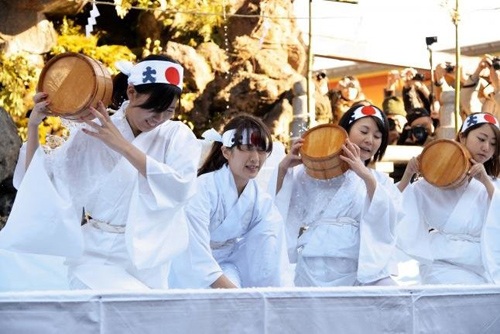 Rùng mình với những thú chơi độc, lạ trong trời rét căm - 6 Rùng mình với những thú chơi độc, lạ trong trời rét căm - 6