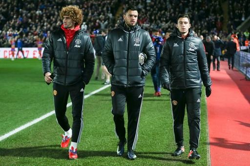 
Fellaini, Carrick và Darmian (từ trái qua phải) bước ra sân Selhurst Park trước giờ bóng lăn. Trong ba người, chỉ có Carrick được đá chính
