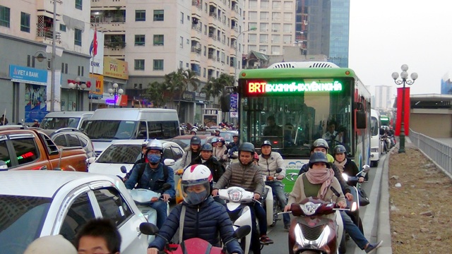 Ô tô, xe máy vô tư "nhảy" sang làn đường của xe buýt nhanh - 10 Hôm nay các phương tiện vẫn vô tư lấn làn đường dành riêng cho xe buýt nhanh dù đã có lệnh cấm của Sở GTVT Hà Nội