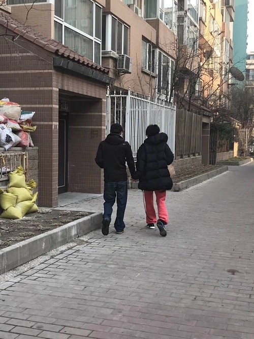 Hai năm bên nhau, Tạ Đình Phong vẫn nắm tay Vương Phi tình tứ - 1
Một khán giả hâm mộ đã chụp lại bức ảnh Tạ Đình Phong nắm tay Vương Phi khi hai người cùng đi dạo và trở về căn hộ chung tại Bắc Kinh, Trung Quốc, tháng 12/2016.