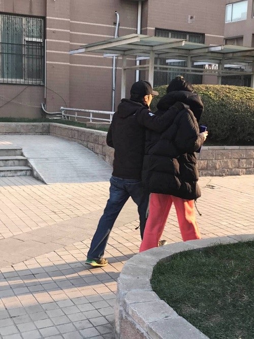 Hai năm bên nhau, Tạ Đình Phong vẫn nắm tay Vương Phi tình tứ - 2
Hình ảnh này đã được fan lan truyền trên mạng và nhận được nhiều lời bình luận. Tạ Đình Phong diện quần jeans áo khoác to trong khi bạn gái mặc quần nỉ màu hồng và áo khác đen. Hai người liên tục trò chuyện rất thân thiết và tình cảm.