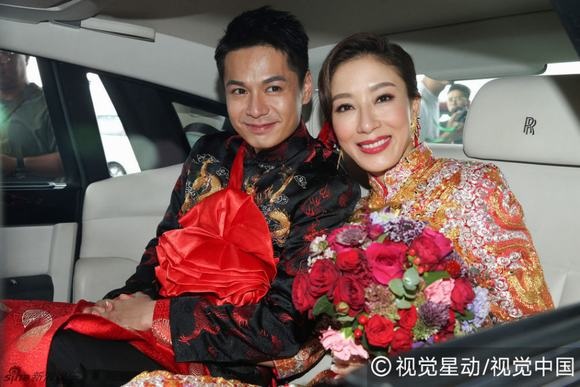 “Ảnh hậu TVB” Dương Di nức nở trong đám cưới với chồng trẻ - 23
La Trọng Khiêm đã chi “mạnh” 100 ngàn đô la Hồng Kông (tương đương khoảng 270 triệu đồng) làm phong bao đỏ cho dàn phù dâu.