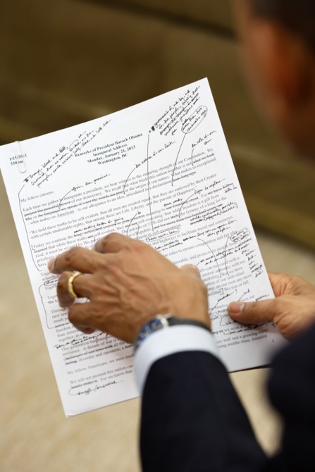 Những khoảnh khắc hậu trường "đắt giá" của Tổng thống Obama - 11
Ông Obama với bản thảo bài phát biểu nhậm chức lần hai tháng 1/2013.