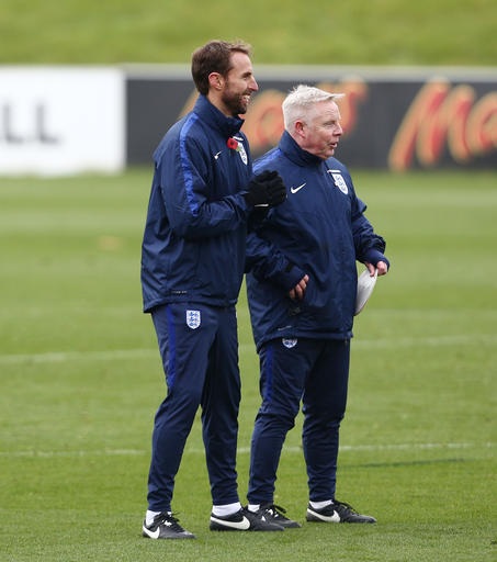 Rooney tươi rói trên sân tập cùng tuyển Anh - 1
Vào rạng sáng mai, tuyển Anh sẽ gặp Scotland ở lượt 4 vòng loại World Cup 2018. Do chưa tìm được thuyền trưởng mới cho Tam sư, nên FA vẫn tiếp tục để Gareth Southgate làm huấn luyện viên tạm quyền cho đội bóng này. Ông và trợ lý Sammy Lee (phải) sẽ dẫn dắt tuyển Anh thi đấu với Scotland