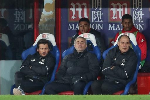 
Mourinho (giữa) và các thành viên ban huấn luyện MU, cầu thủ ngồi chờ đợi trận đấu bắt đầu. Sau lưng Mourinho là Lingard(trái), Rashford (phải)
