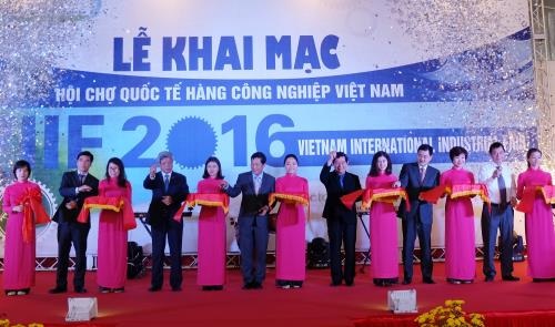 Hội chợ quốc tế hàng công nghiệp Việt Nam năm 2016 - 1
Hội chợ quốc tế hàng công nghiệp Việt Nam năm 2016 diễn ra từ ngày 17 đến ngày 20/10 tại Cung Văn hóa Việt Xô, 91 Trần Hưng Đạo.