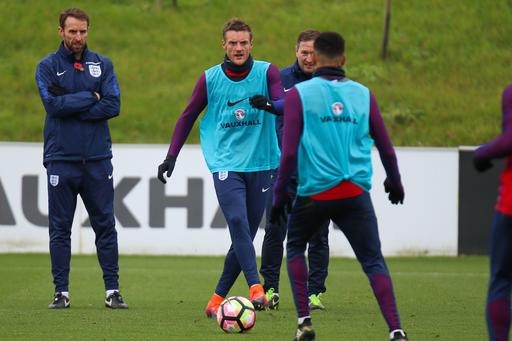 Rooney tươi rói trên sân tập cùng tuyển Anh - 2
Southgate nhìn các cầu thủ tập luyện. Vị chiến lược gia này không đưa ra nhiều những buổi tập nặng cho tuyển Anh