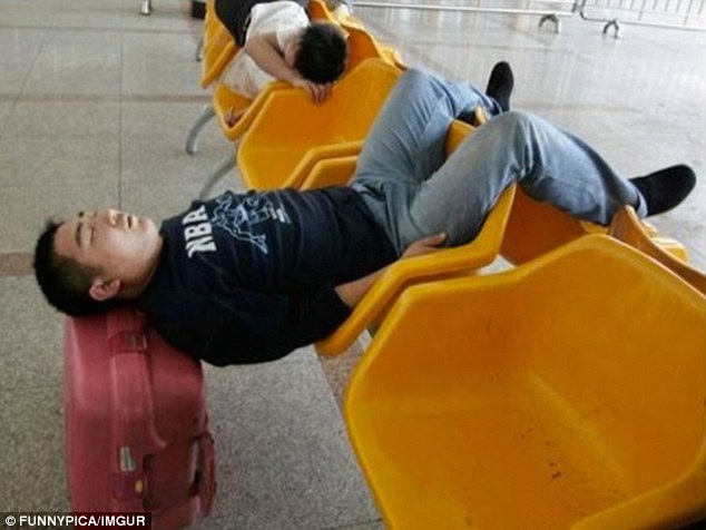 Bật cười với đủ tư thế ngủ hài hước của du khách - 12 Mỗi người một kiểu