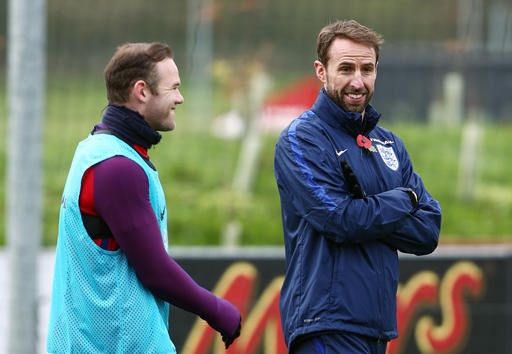 Rooney tươi rói trên sân tập cùng tuyển Anh - 3
Rooney (trái) nói chuyện vui vẻ với Southgate. Ở lượt đấu thứ ba làm khách trên sân Slovenia, Southgate đã gạt Rooney khỏi đội hình xuất phát, ông cho biết đó là quyết định khó khăn