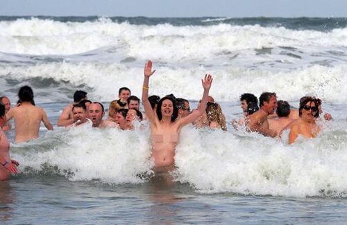 Rùng mình với những thú chơi độc, lạ trong trời rét căm - 7 Rùng mình với những thú chơi độc, lạ trong trời rét căm - 7