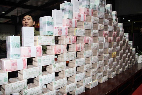 Những bọc tiền dày cộp thưởng Tết cho nhân viên