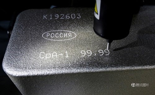 Cận cảnh quá trình sản xuất những thỏi vàng 24K - 13
Công đoạn khắc chữ trên những thỏi bạc.