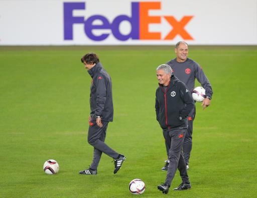 MU làm quen với sân Sukru Saracoglu - 4
Mourinho cùng các trợ lý có mặt trên sân Sukru Saracoglu
