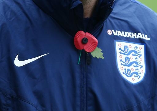 Rooney tươi rói trên sân tập cùng tuyển Anh - 4
Bông hoa anh túc đỏ gắn trên cổ áo khoác của Southgate. Trong những ngày này, ở Anh quốc đang diễn ra lễ tưởng niệm những người lính Anh đã ngã xuống trong thế chiến thứ nhất và biểu tượng của sự tưởng niệm ấy chính là bông hoa anh túc đỏ.