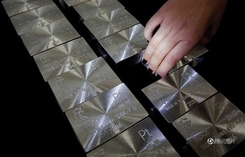 Cận cảnh quá trình sản xuất những thỏi vàng 24K - 11
Đổ bạc vào khuôn