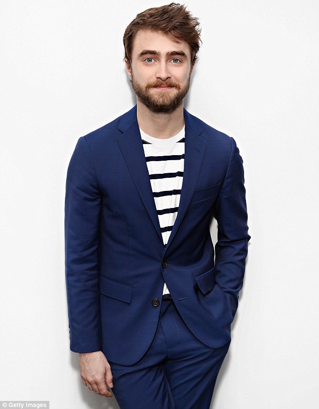 “Harry Porter” Daniel Radcliffe dạo phố cùng bạn gái - 4
Harry Porter của quá khứ giờ đã là một chàng trai trưởng thành, gai góc và tài năng thực sự.