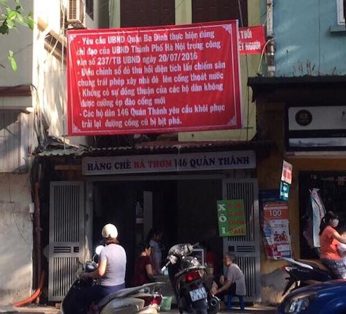 Vụ 146 Quán Thánh: Quá hạn chỉ đạo của Chính phủ, vẫn “im lặng là vàng”? - 4
Người dân tại nhà 146 Quán yêu cầu UBND quận Ba Đình thực hiện đúng chỉ đạo của UBND TP Hà Nội.