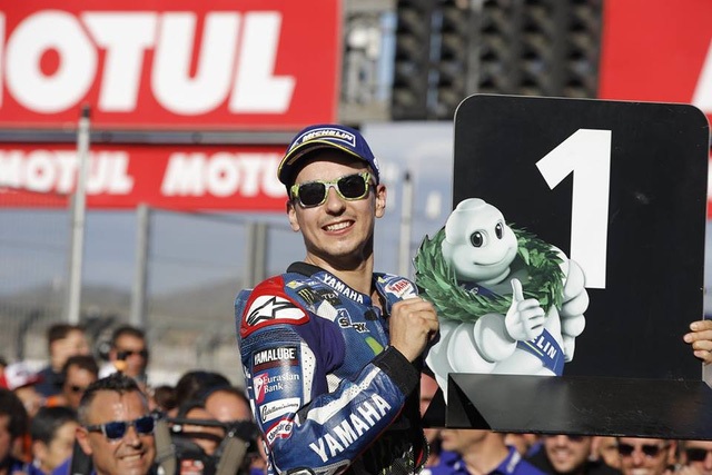 Thêm nhiều mẫu xe mới ra mắt - 10
Chặng đua cuối cùng của mùa giải MotoGP 2016 đã kết thúc với thắng lợi tuyệt đối thuộc về tay đua Jorge Lorenzo, cùng vị trí thứ 4 chung cuộc của Valentino Rossi, đội Movistar Yamaha MotoGP chính thức đăng quang danh hiệu Đội đua vô địch MotoGP 2016.