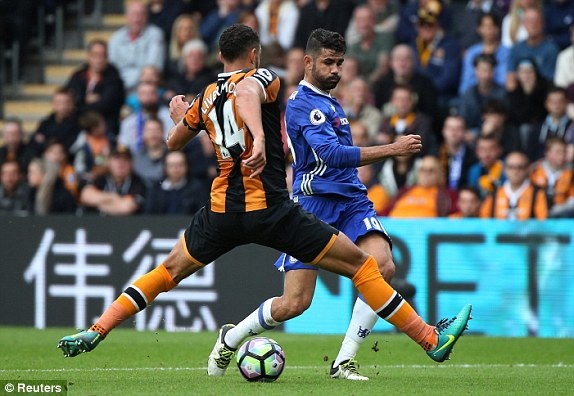 
Costa đi bóng bị Livermore ngăn chặn
