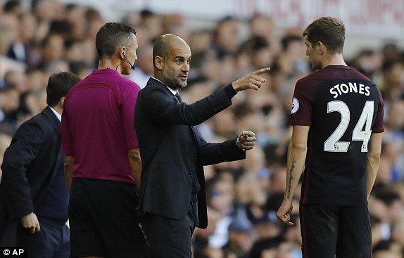 Tottenham 2-0 Man City: Thất bại đầu tiên của Guardiola - 5
Aguero chỉ đạo Stones thi đấu