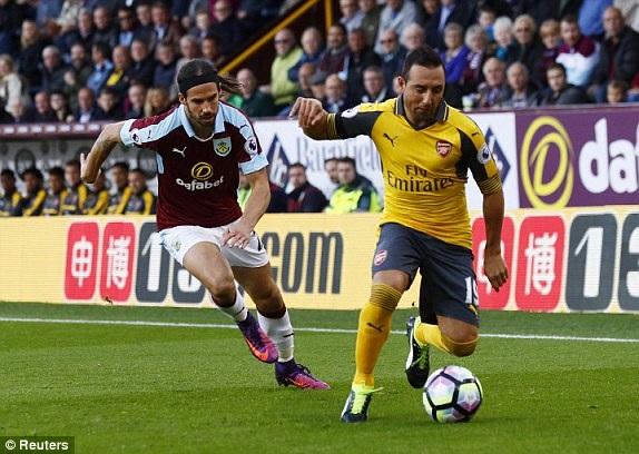 Burnley 0-1 Arsenal: Chiến thắng không xứng đáng - 5
Cazorla đi bóng trước sự truy cản của Boyd