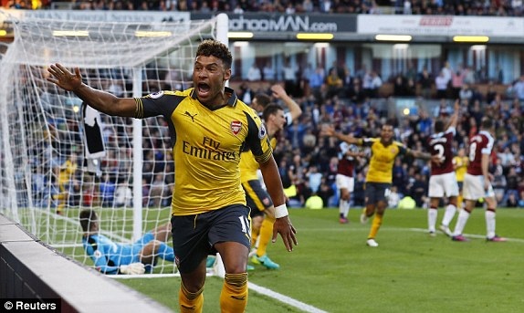 Burnley 0-1 Arsenal: Chiến thắng không xứng đáng - 1
Oxalde-Chamberlain ăn mừng sau khi làm tung lưới Burnley