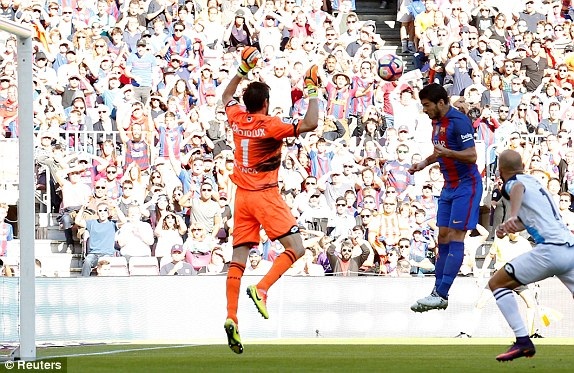 Barcelona 4-0 Deportivo: Messi tỏa sáng ngày trở lại - 2
Luis Suarez để lại dấu ấn với một bàn thắng