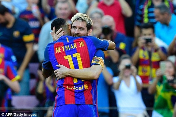 Barcelona 4-0 Deportivo: Messi tỏa sáng ngày trở lại - 3
Messi tái xuất và ghi bàn sau một thời gian dài nghỉ thi đấu do chấn thương