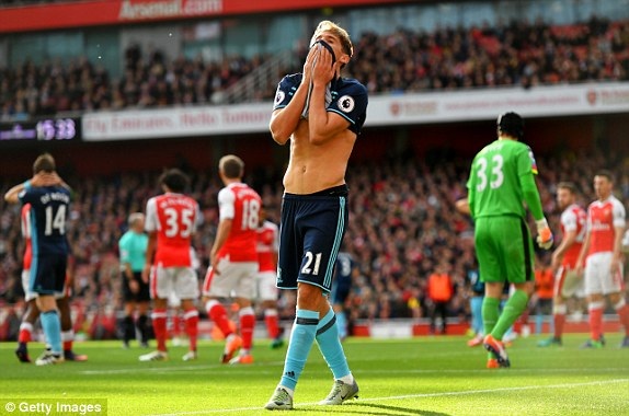Arsenal 0-0 Middlesbrough: Sinh nhật buồn của Wenger - 4
Ramirez tiếc nuối sau khi không hạ được Cech