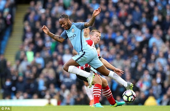 Man City 1-1 Southampton: Sự thất vọng của Guardiola - 1
Classie cản phá pha đi bóng của Sterling