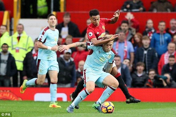 MU 0-0 Burnley: Chia điểm thất vọng - 4
Lingard (phía sau) thi đấu không ấn tượng ở trận đấu này