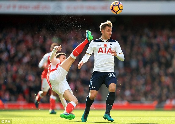 
Koscielny phá bóng trước sự áp sát của Eriksen

