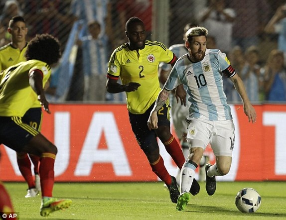 Argentina 3-0 Colombia: Messi chói sáng - 1
Messi mở tỷ số cho Argentina sau cú sút phạt đẹp mắt