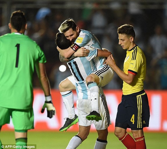 Argentina 3-0 Colombia: Messi chói sáng - 3
Niềm vui chiến thắng của các cầu thủ Argentina