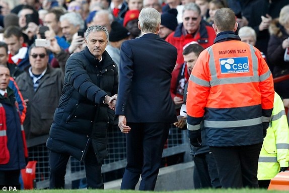 MU 1-1 Arsenal: Giroud cứu "Pháo thủ" - 4
Mourinho (trái) bắt tay Wenger (giữa) trước trận đấu