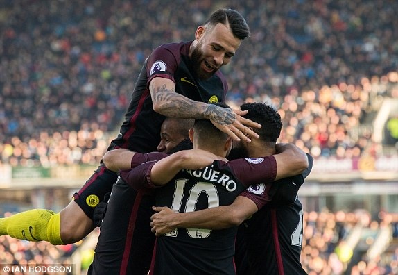 Aguero tỏa sáng, Man City ngược dòng thắng Burnley - 1
Aguero và các đồng đội ăn mừng bàn thắng vào lưới Burnley