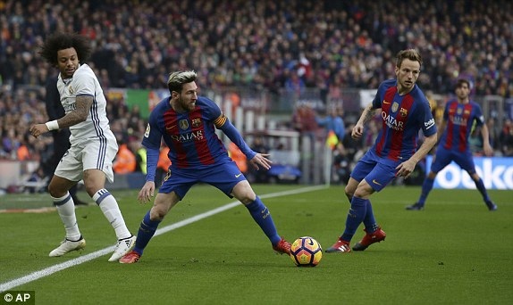 Barcelona đánh rơi chiến thắng trước Real Madrid tại Nou Camp - 7
Lionel Messi trong một nỗ lực đi bóng