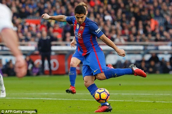 Barcelona đánh rơi chiến thắng trước Real Madrid tại Nou Camp - 6
Luis Suarez đang thi đấu đầy năng nổ