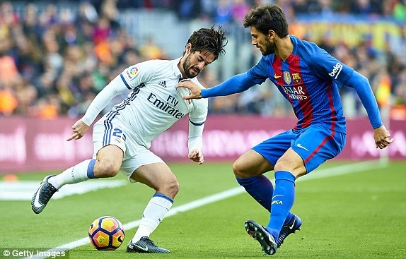 Barcelona đánh rơi chiến thắng trước Real Madrid tại Nou Camp - 4
Isco và Andre Gomes trong một pha tranh chấp