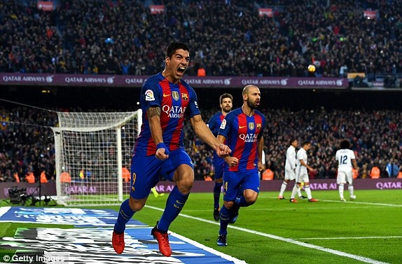 Barcelona đánh rơi chiến thắng trước Real Madrid tại Nou Camp - 3
Luis Suarez ăn mừng bàn thắng mở tỷ số cho Barcelona
