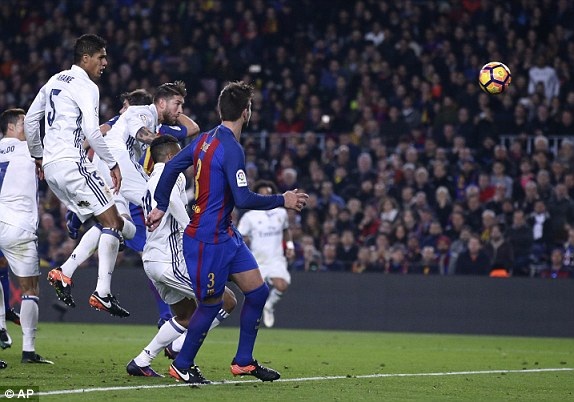 Barcelona đánh rơi chiến thắng trước Real Madrid tại Nou Camp - 2
Ramos tỏa sáng ở thời điểm quan trọng nhất