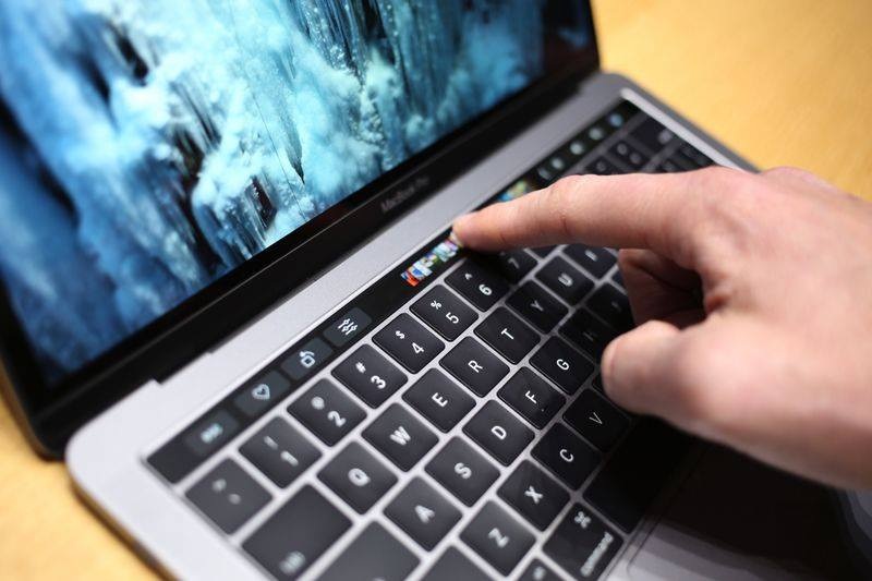 MacBook Pro 2016 với Touch Bar mới